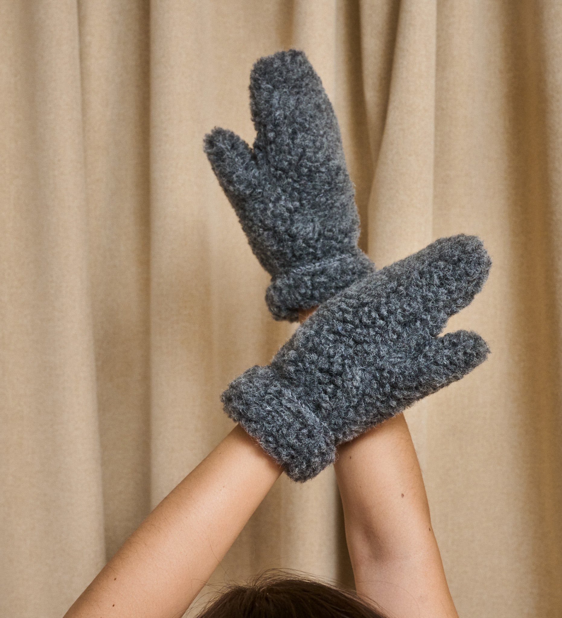 ISLA Merino wool mittens - graphite