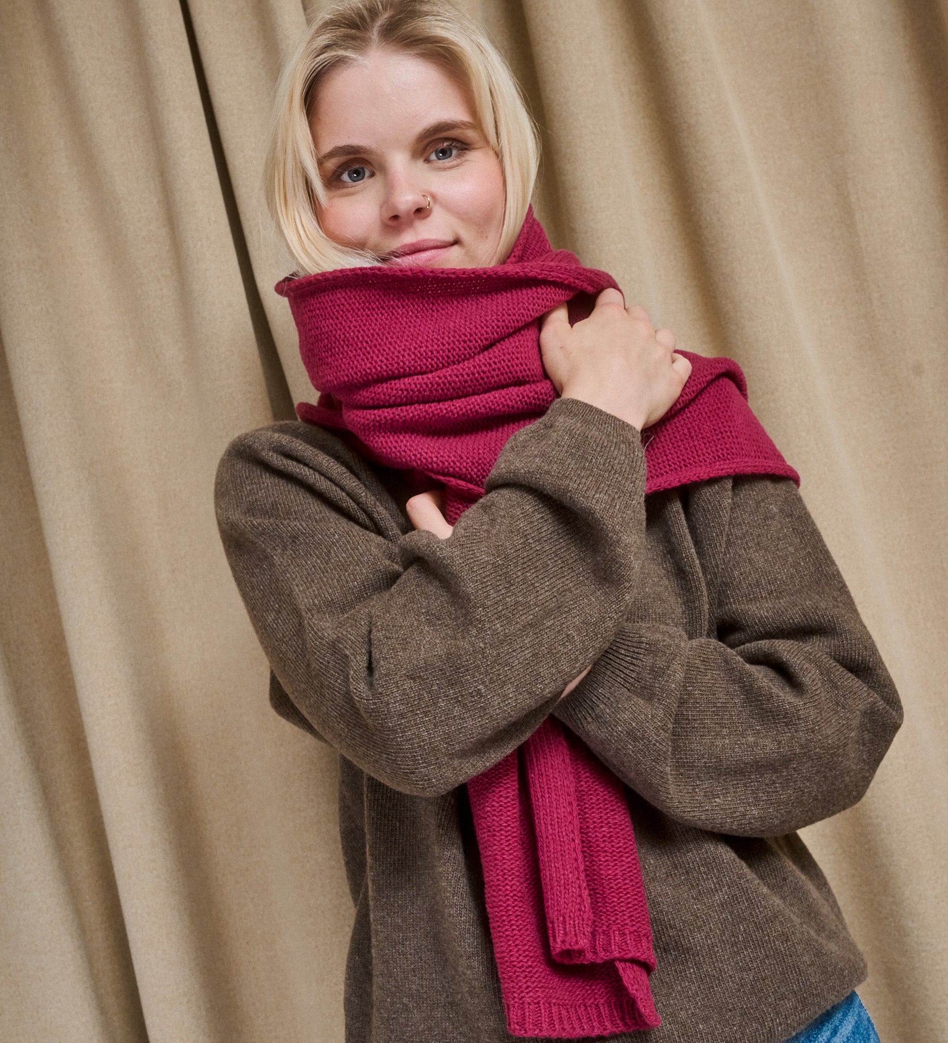 FREYA Gestrickter Schal aus Merinowolle – Getrocknete Himbeere