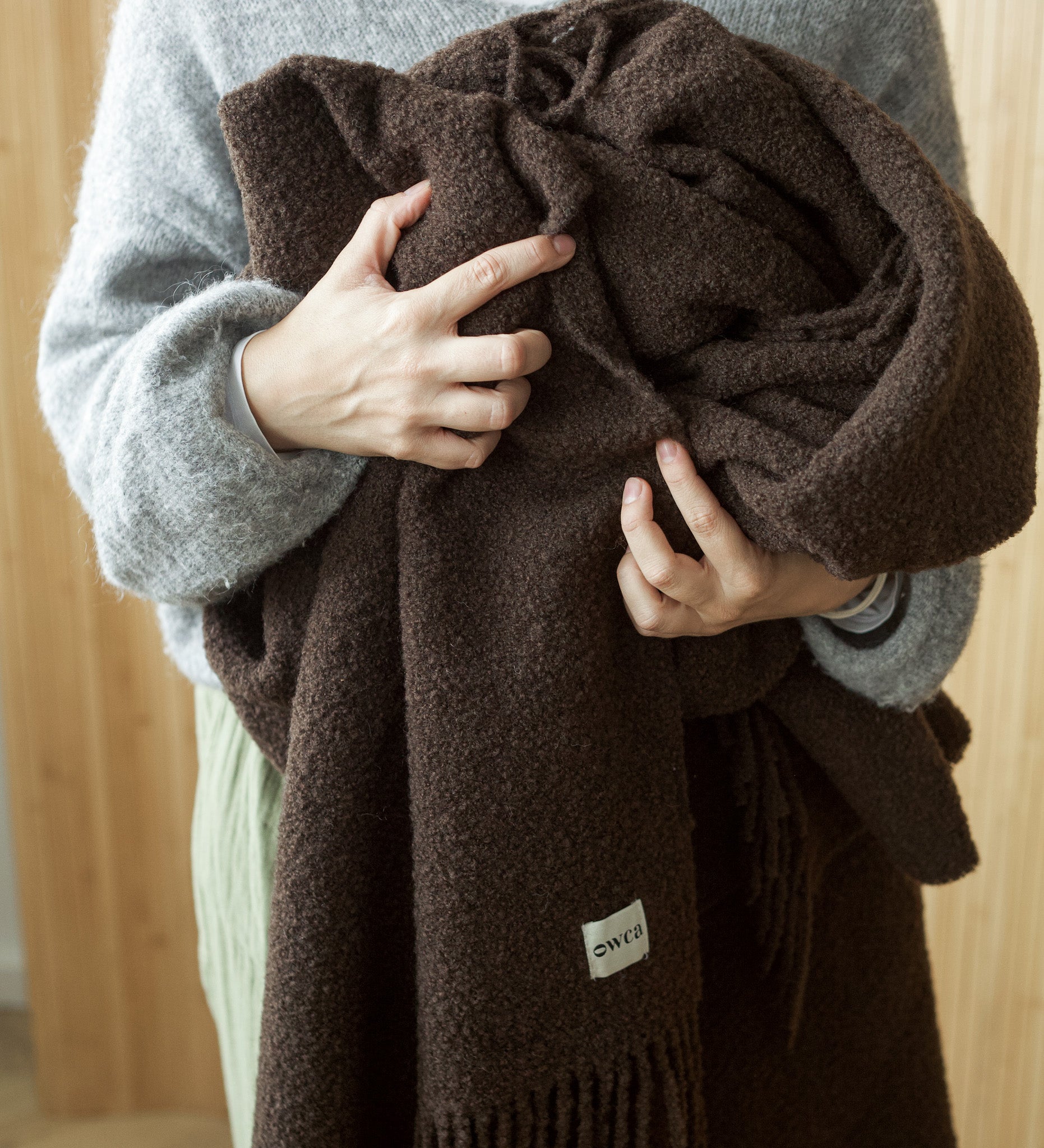 HELIOS Merino boucle blanket with fringe - chocolate