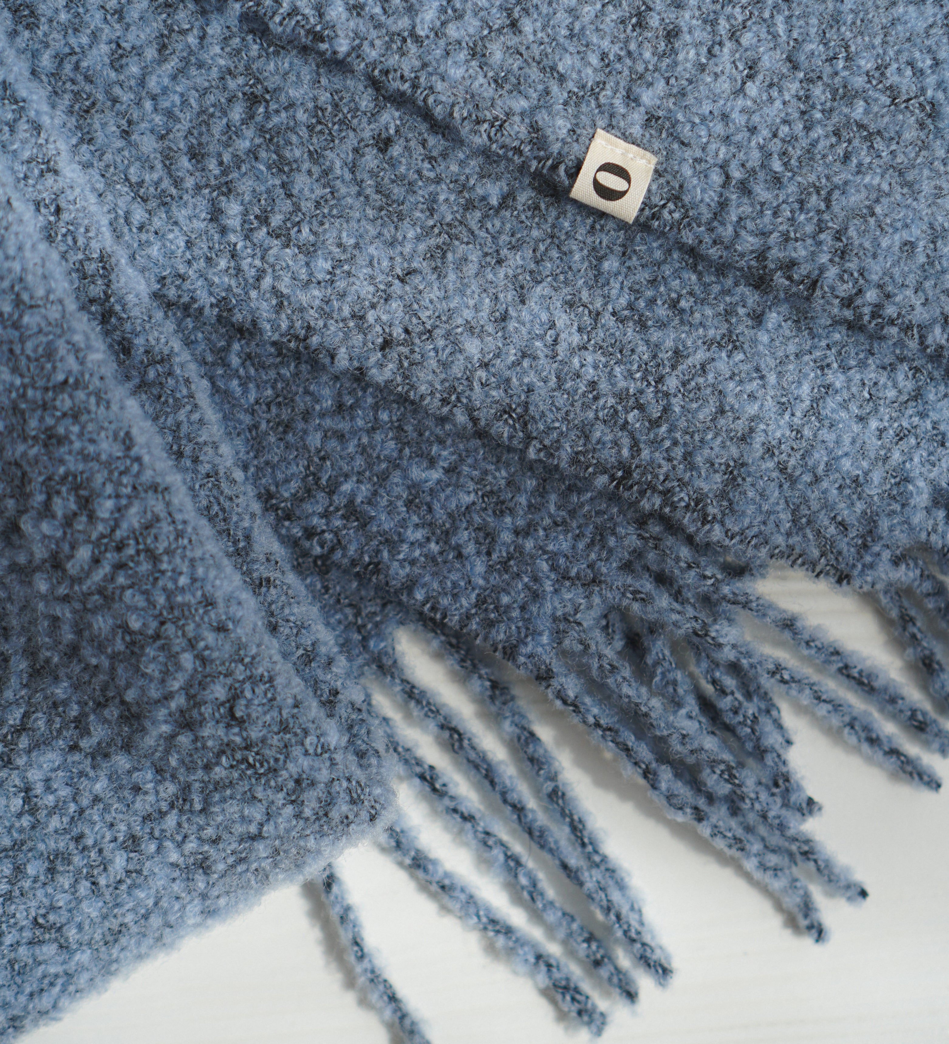 Otulajacy szal merino boucle w kolorze blekitu