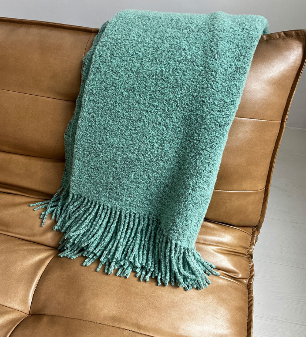 HELIOS Koc z merynosa z frędzlami boucle - seledynowy