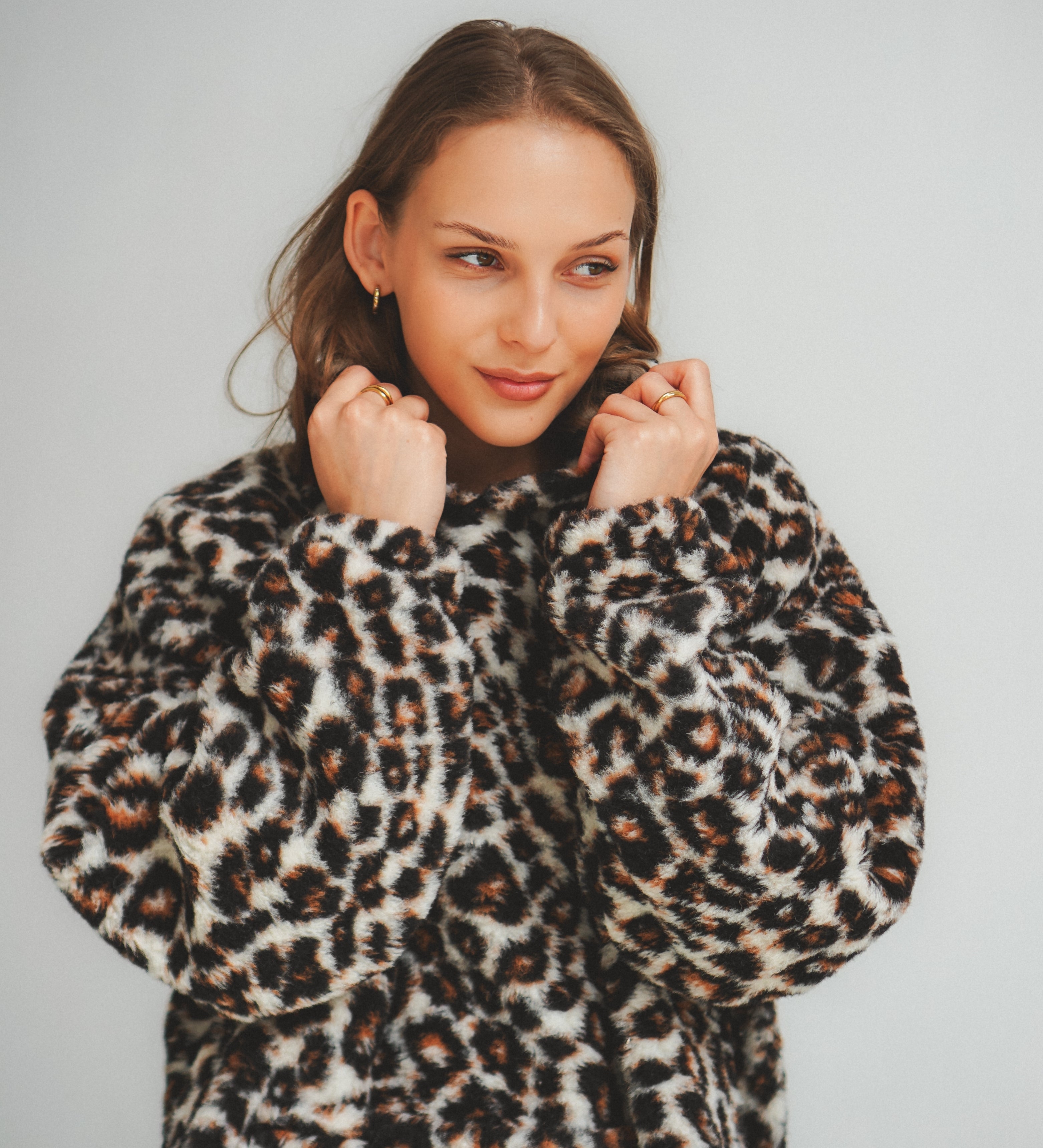 Bluza w panterkę z wełny merino i kapturem