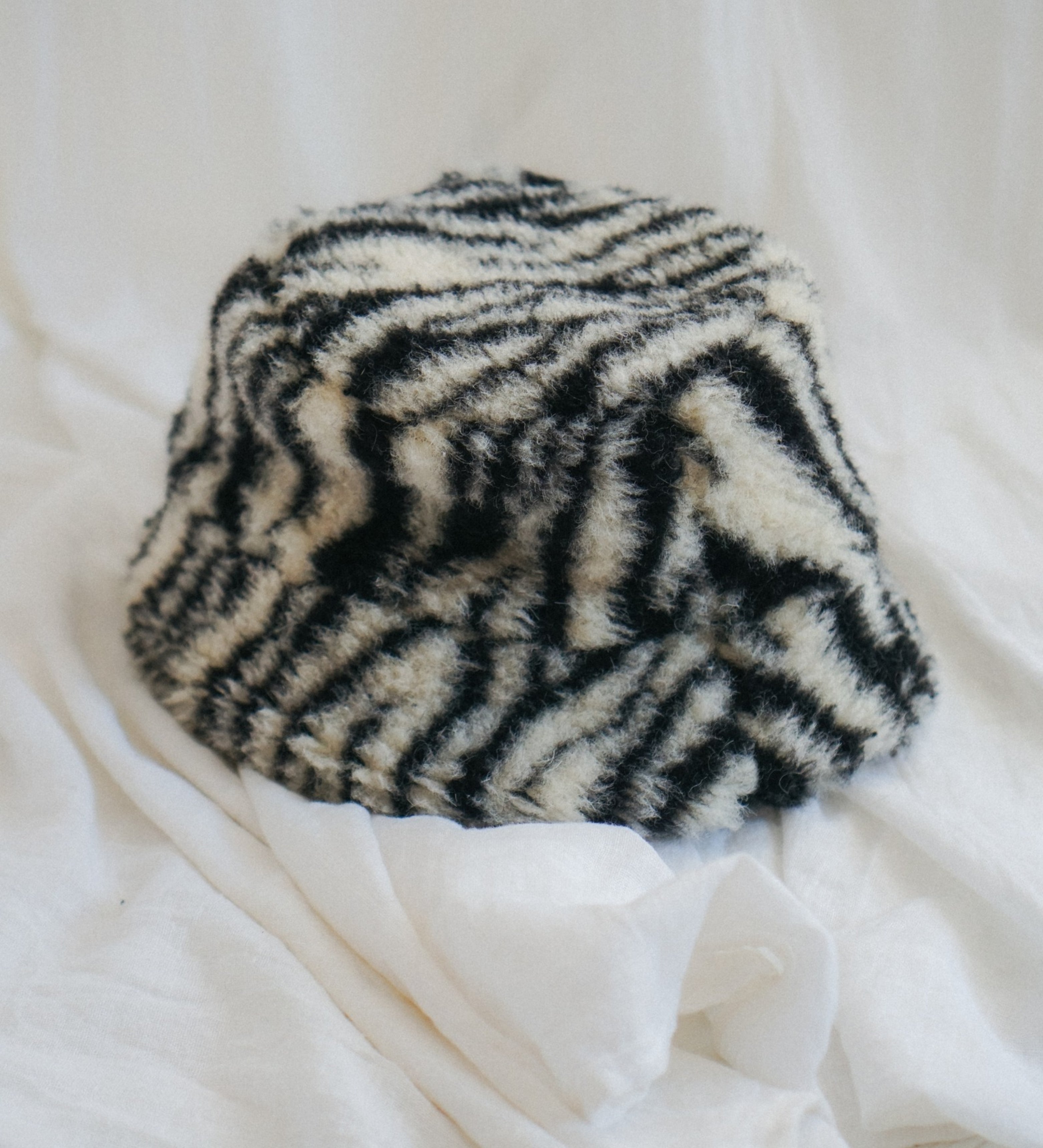 Zebrowy bucket hat z wełny merynosa
