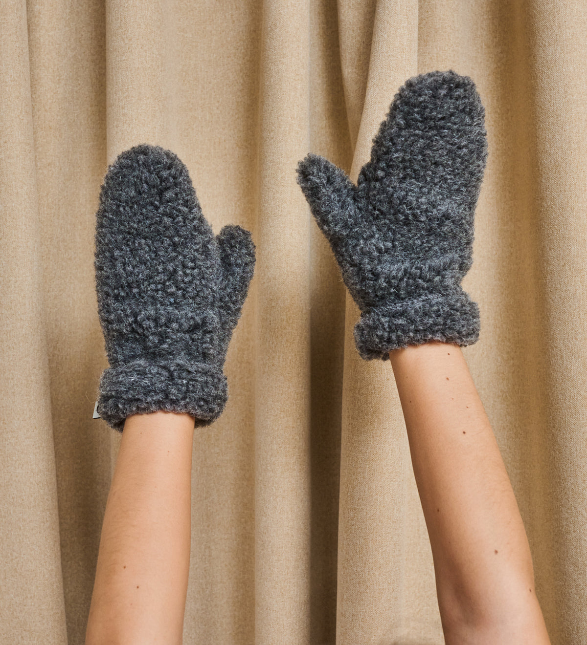 ISLA Merino wool mittens - graphite