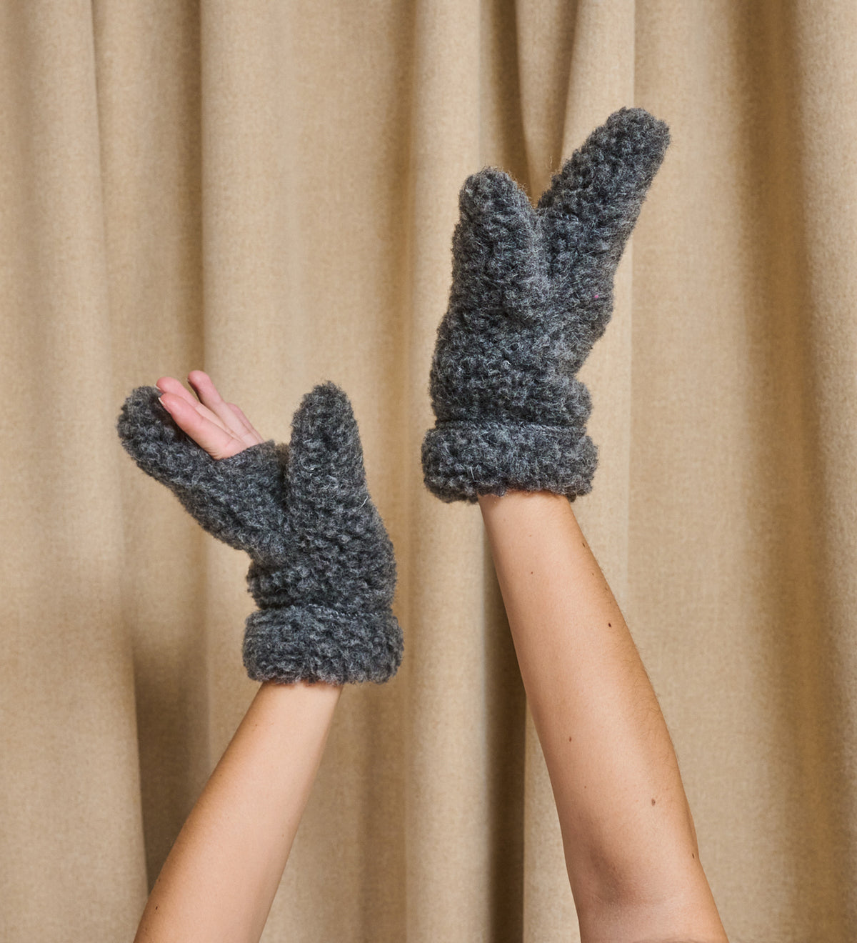 ISLA Merino wool mittens - graphite