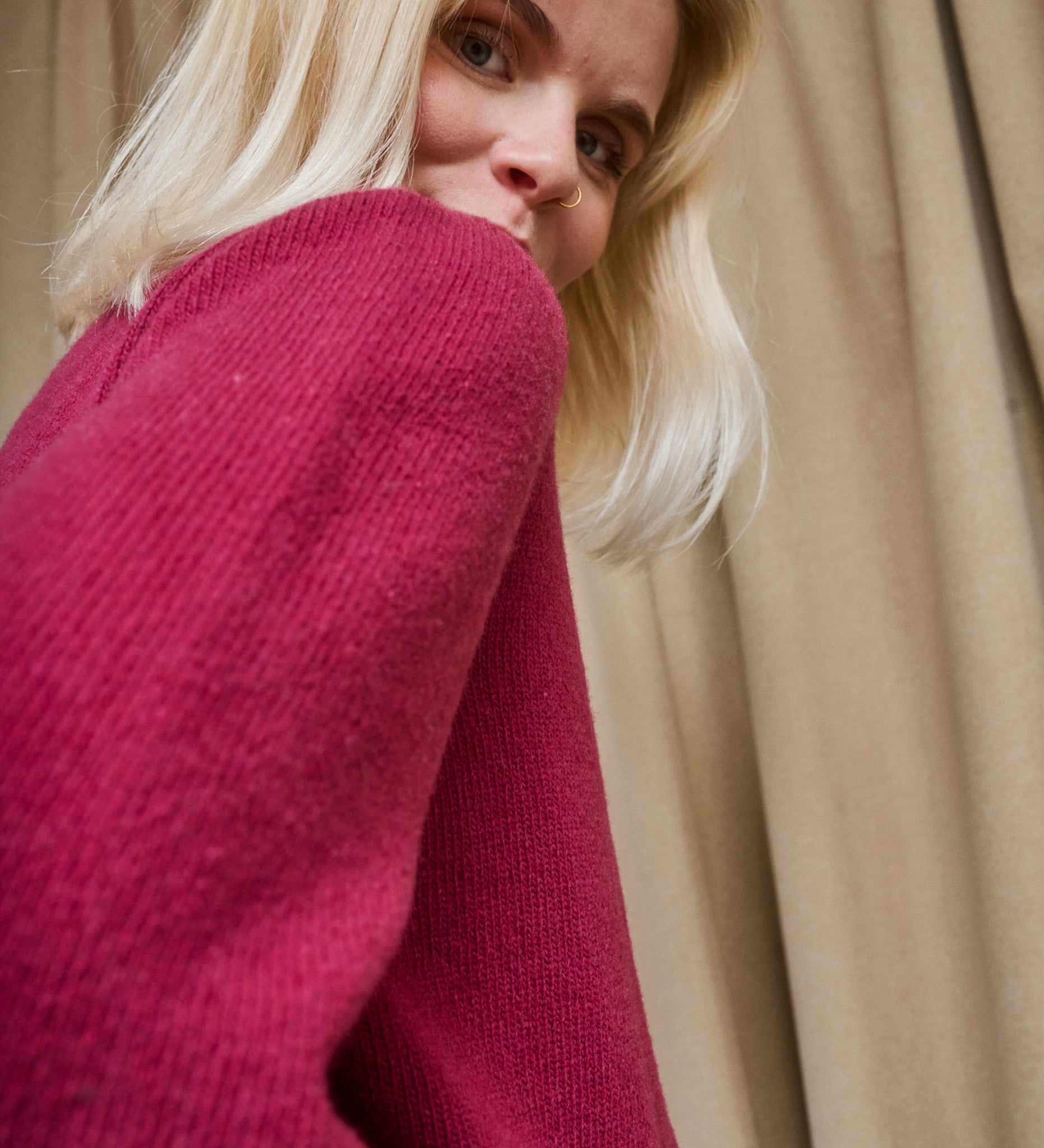 TYRA Klasyczny sweter z wełny merino - Suszona malina