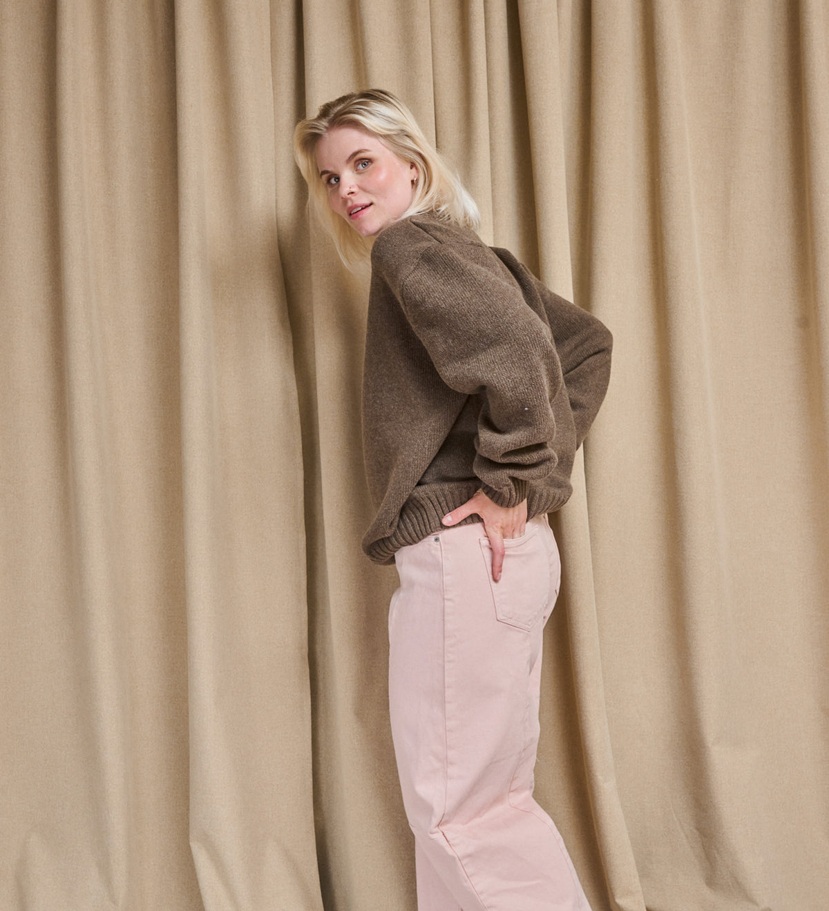 ANEMONE Gruby sweter z wełny merino oversize - kawa zbożowa