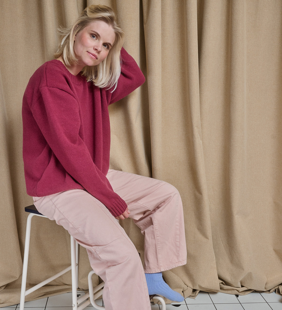 ANEMONE Gruby sweter z wełny merino oversize - suszona malina