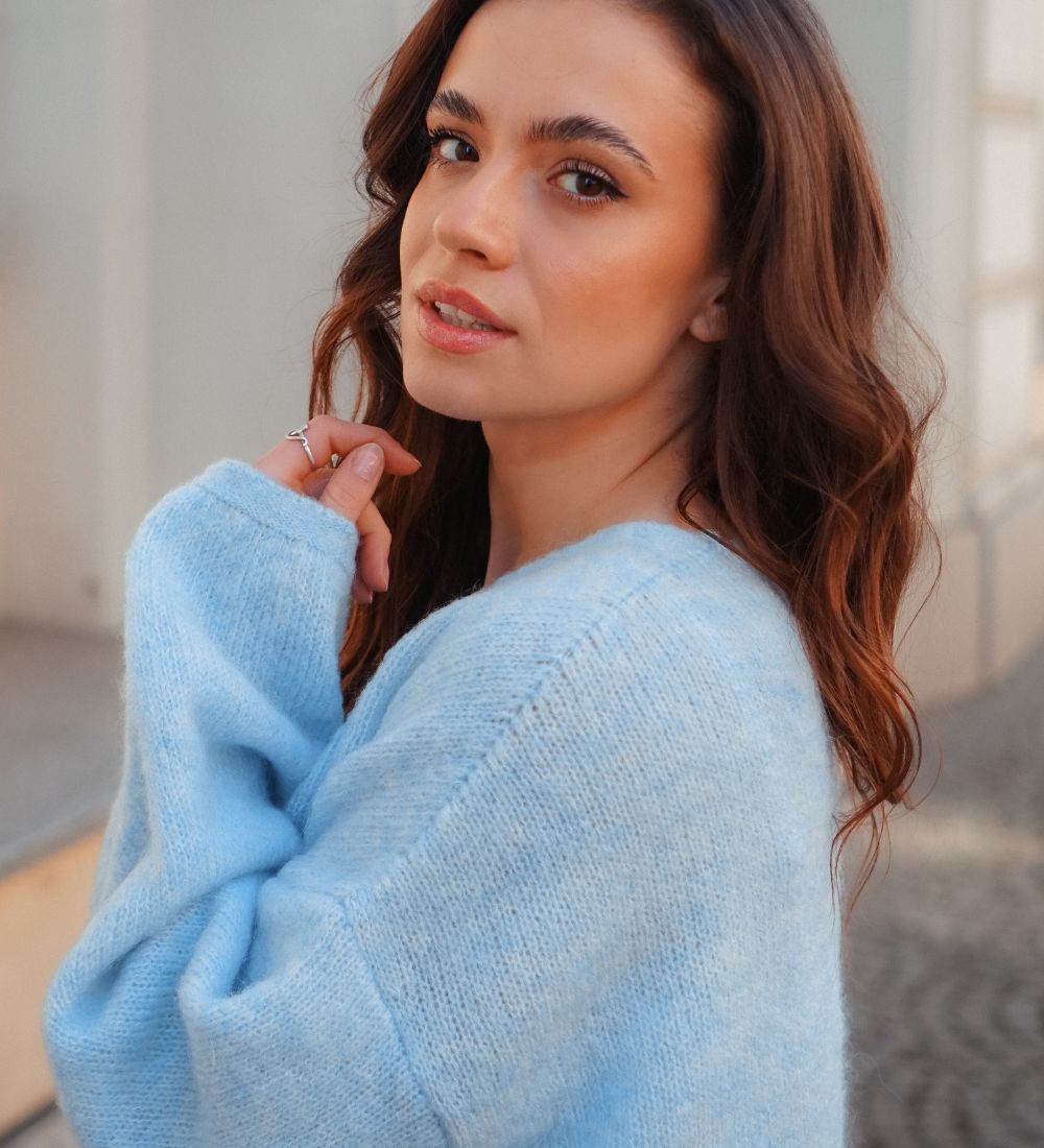 Sweter z wełną i moherem w kolorze błękitnym