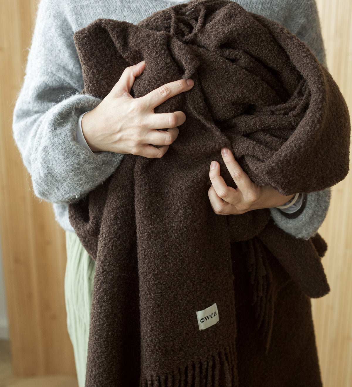 HELIOS Merino boucle blanket with fringe - chocolate