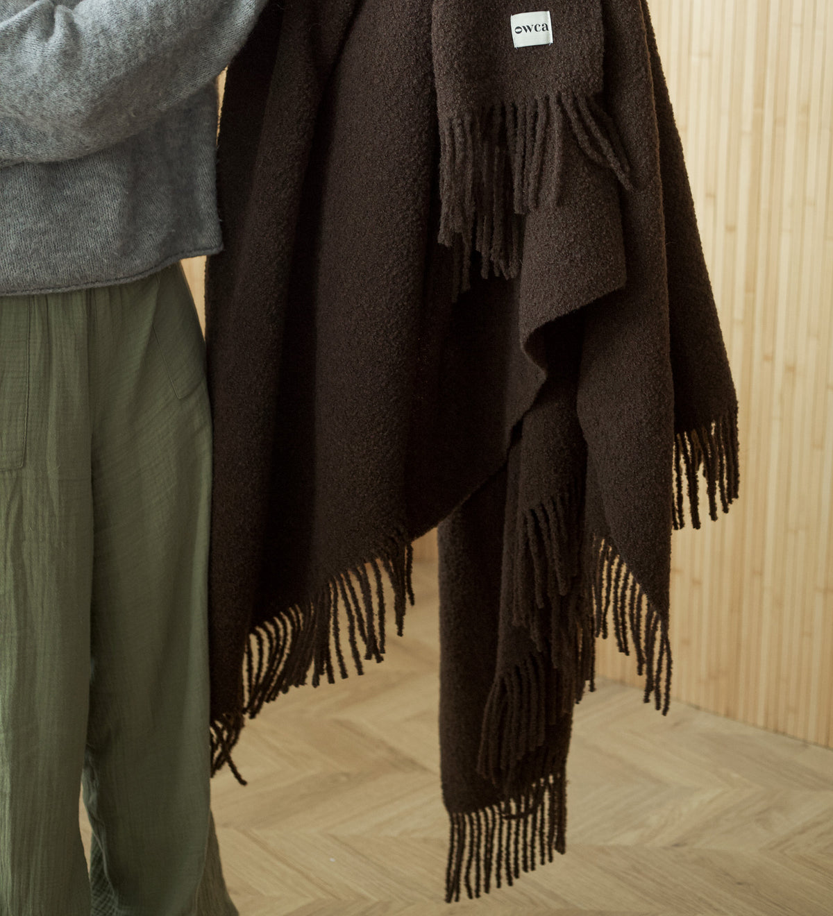 HELIOS Merino boucle blanket with fringe - chocolate