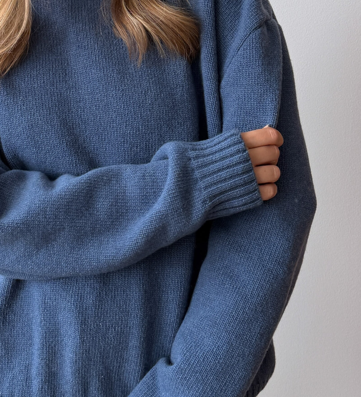 ANEMONE Gruby sweter z wełny merino oversize - sprany błękit