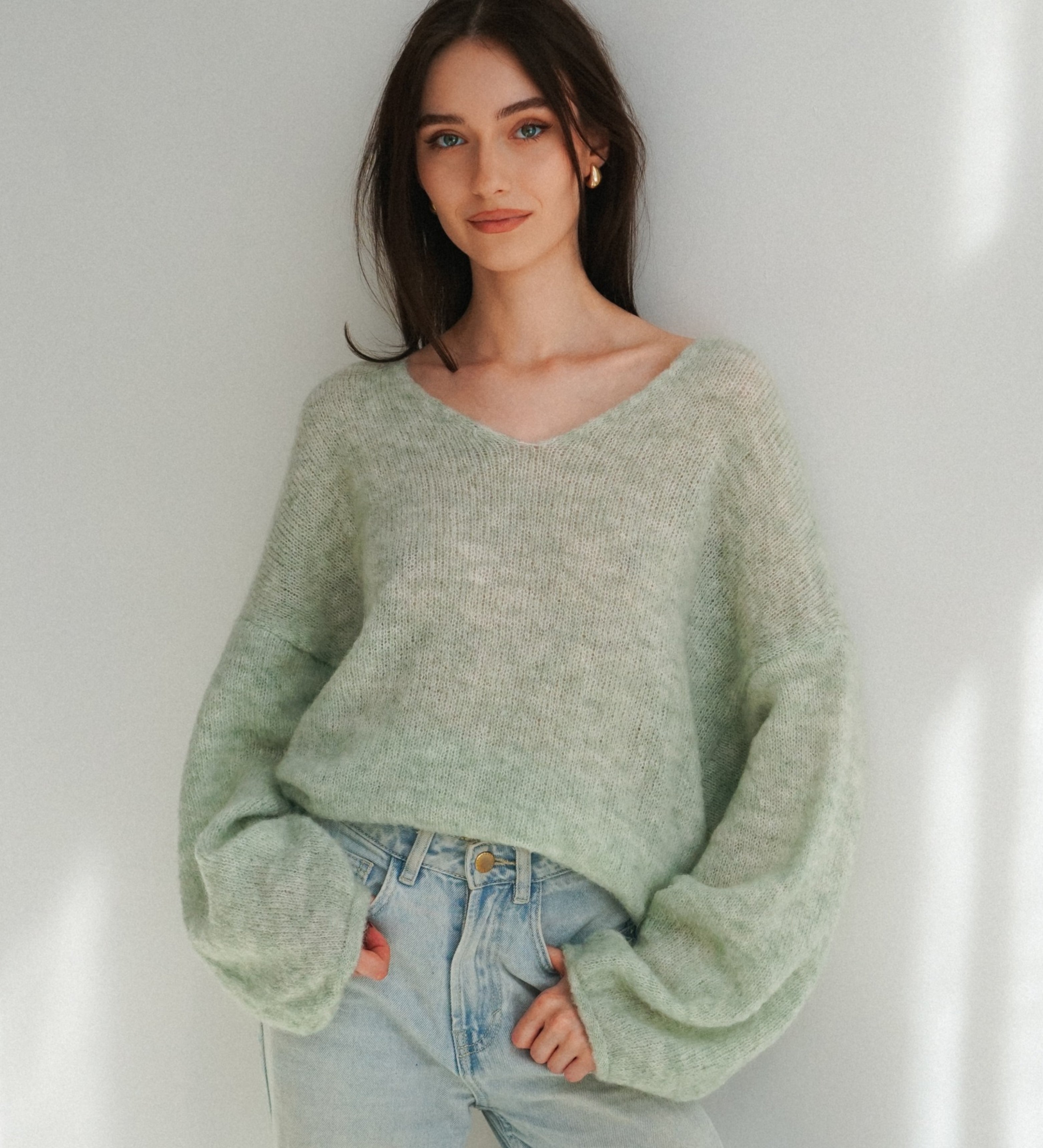Lekki sweter miętowy z wełną i moherem