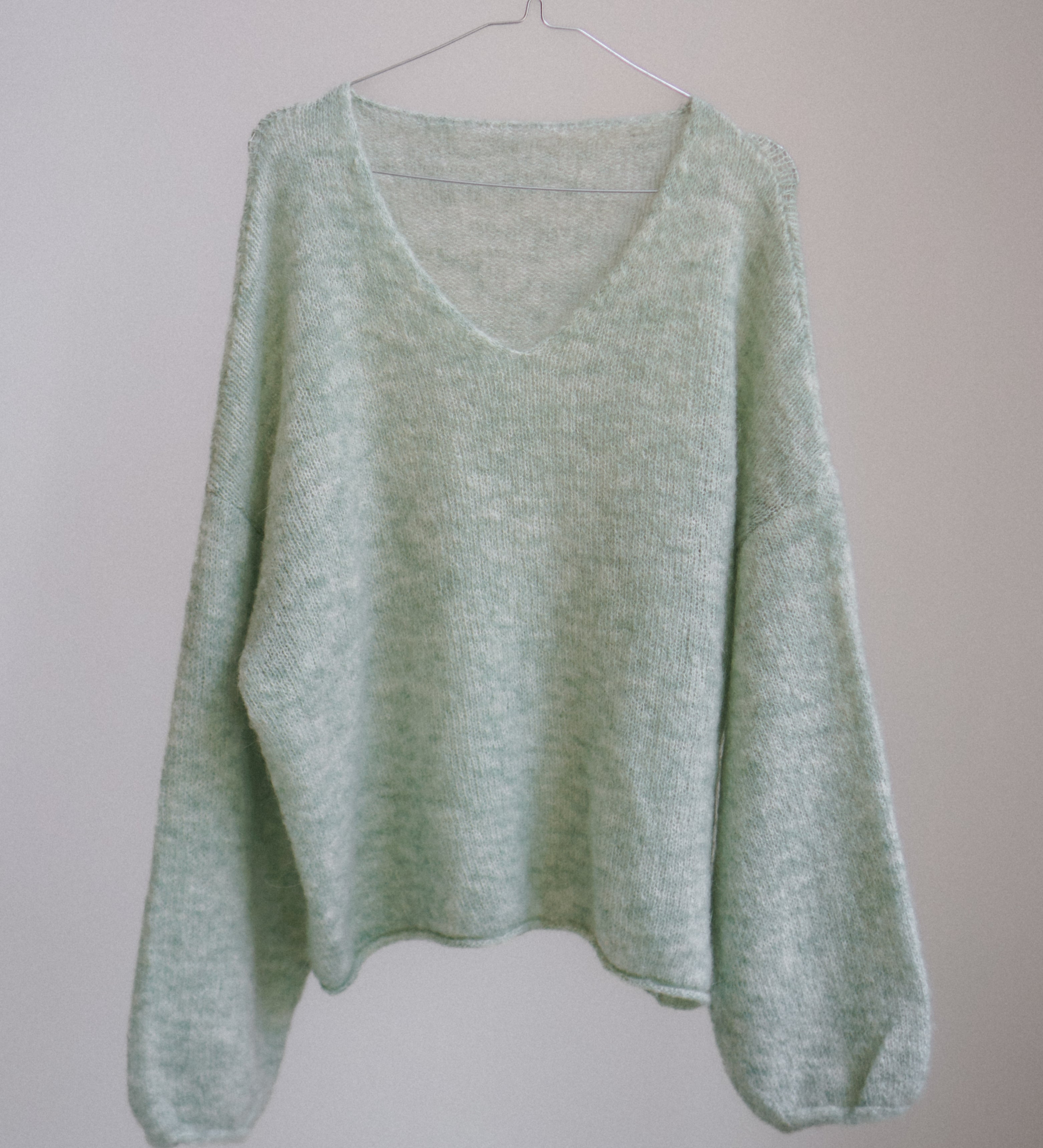 Lekki sweter miętowy z wełną i moherem