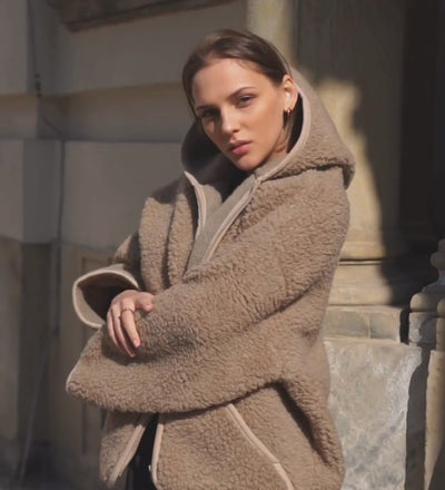 Bluza z kapturem wełniana w kolorze dębowym